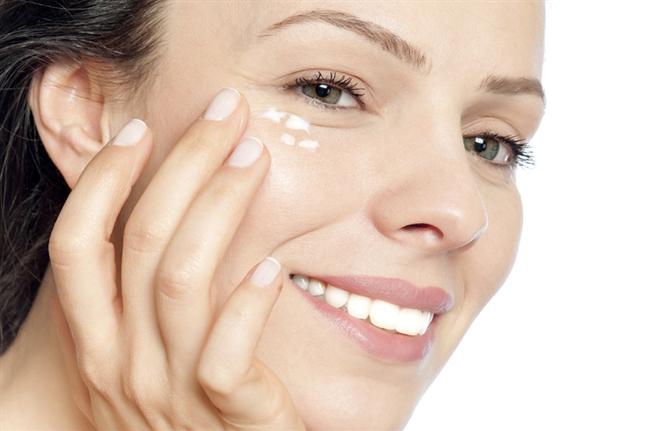 Thoa một lượng kem dưỡng mắt beaumore tại vị trí bị thâm nhiều và massage nhẹ nhàng